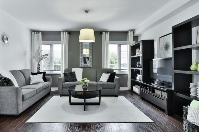 Salon gris, bibliothèque noire et grand tapis blanc