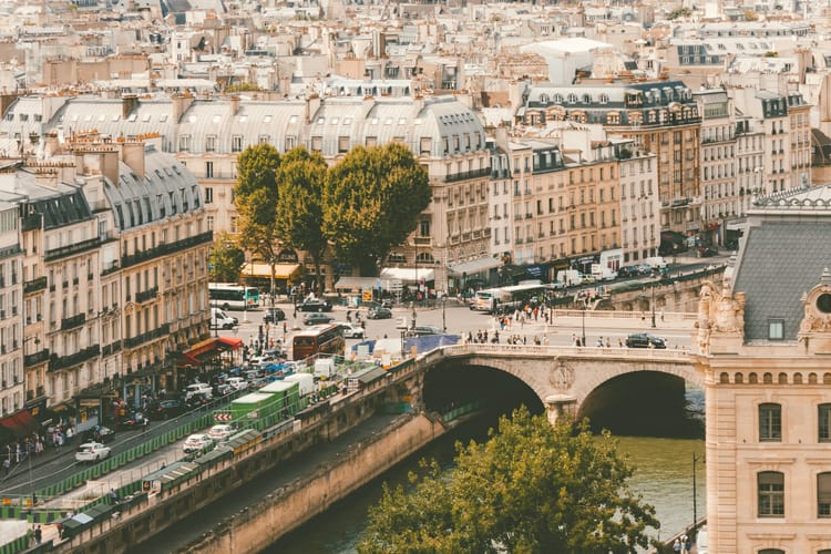 Les toits de Paris et les ponts de la Seine vus d’en haut