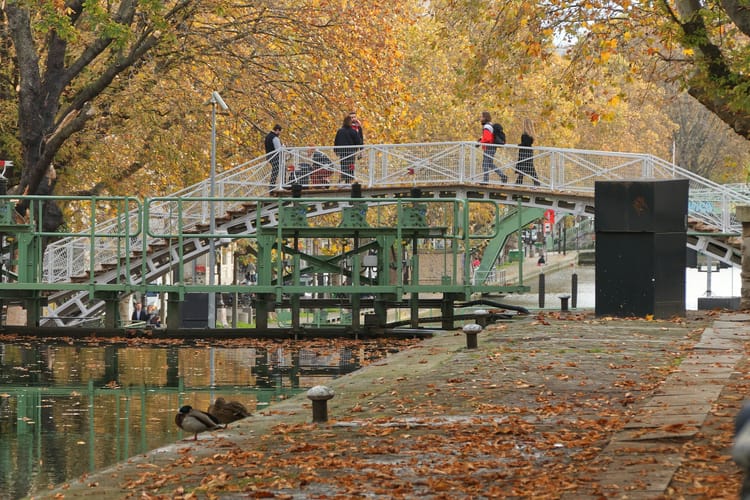 Passerelle métallique verte au-dessus du canal Saint-Martin, à l’automne