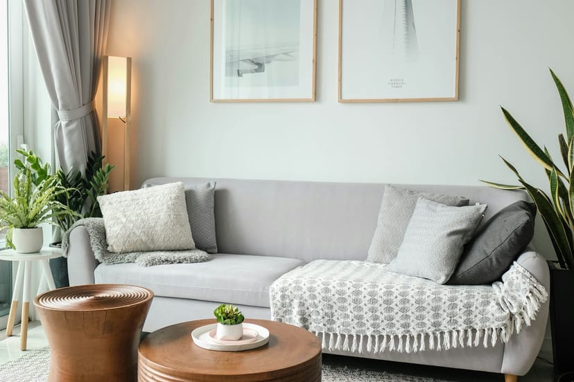 Salon clair, canapé blanc et table basse ronde en bois