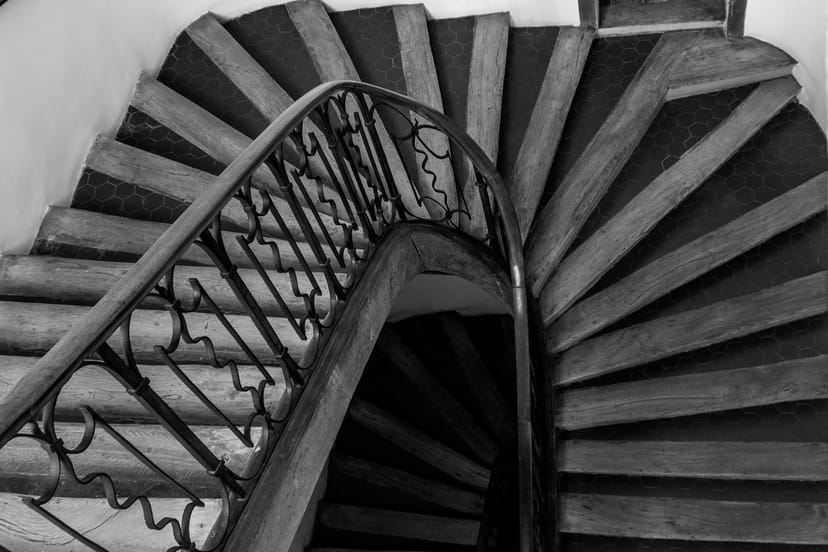 Escalier en colimaçon d’un immeuble ancien, en noir et blanc